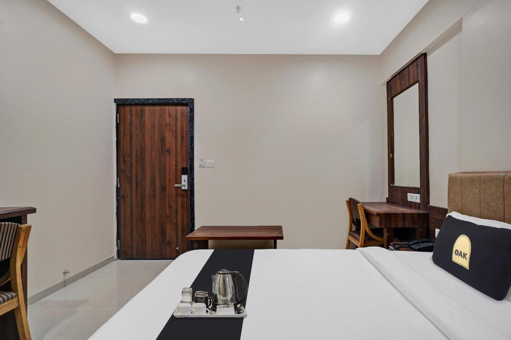 Clubhouse Hotel Raajpath Vadodara Exteriör bild