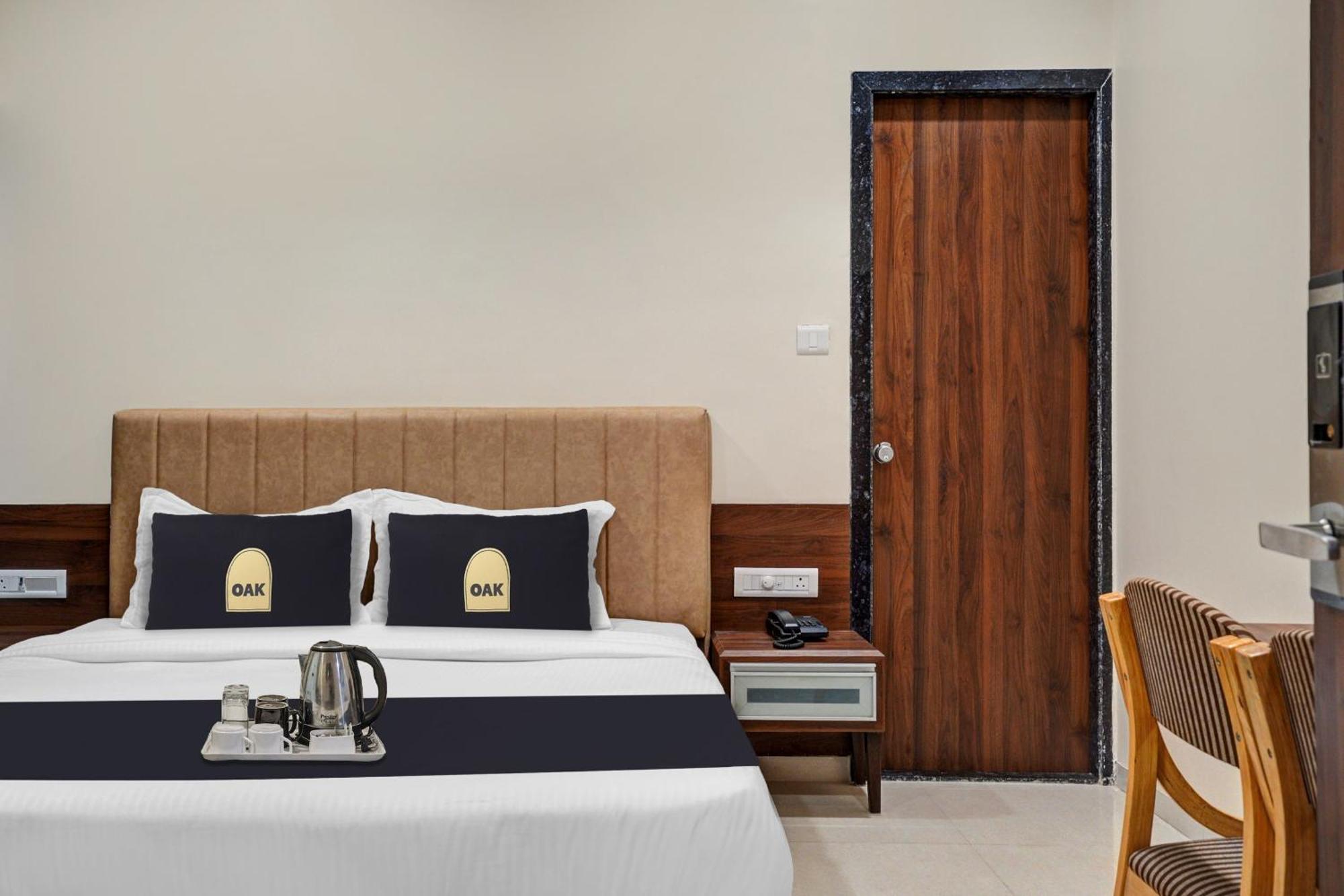 Clubhouse Hotel Raajpath Vadodara Exteriör bild