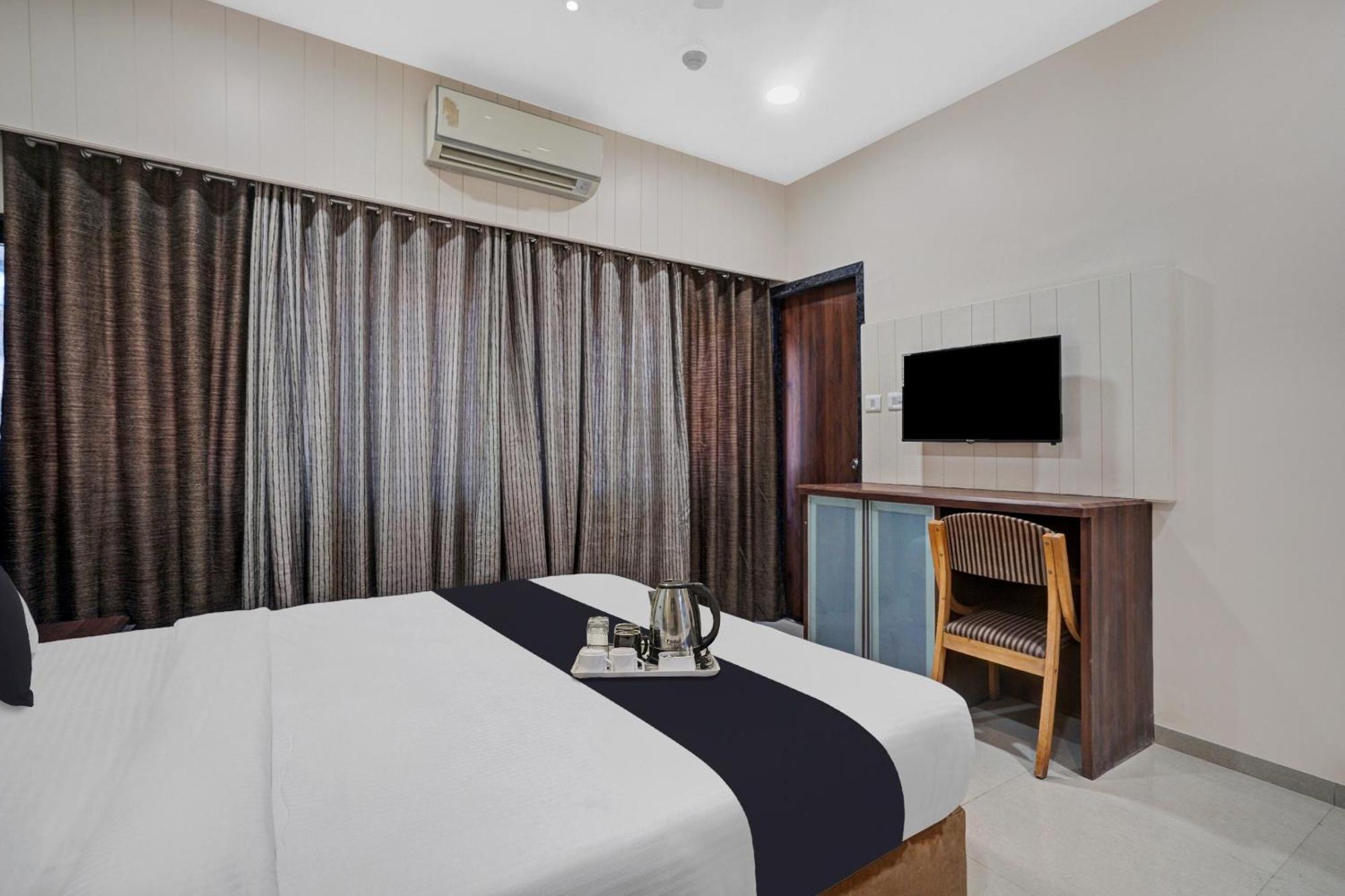 Clubhouse Hotel Raajpath Vadodara Exteriör bild