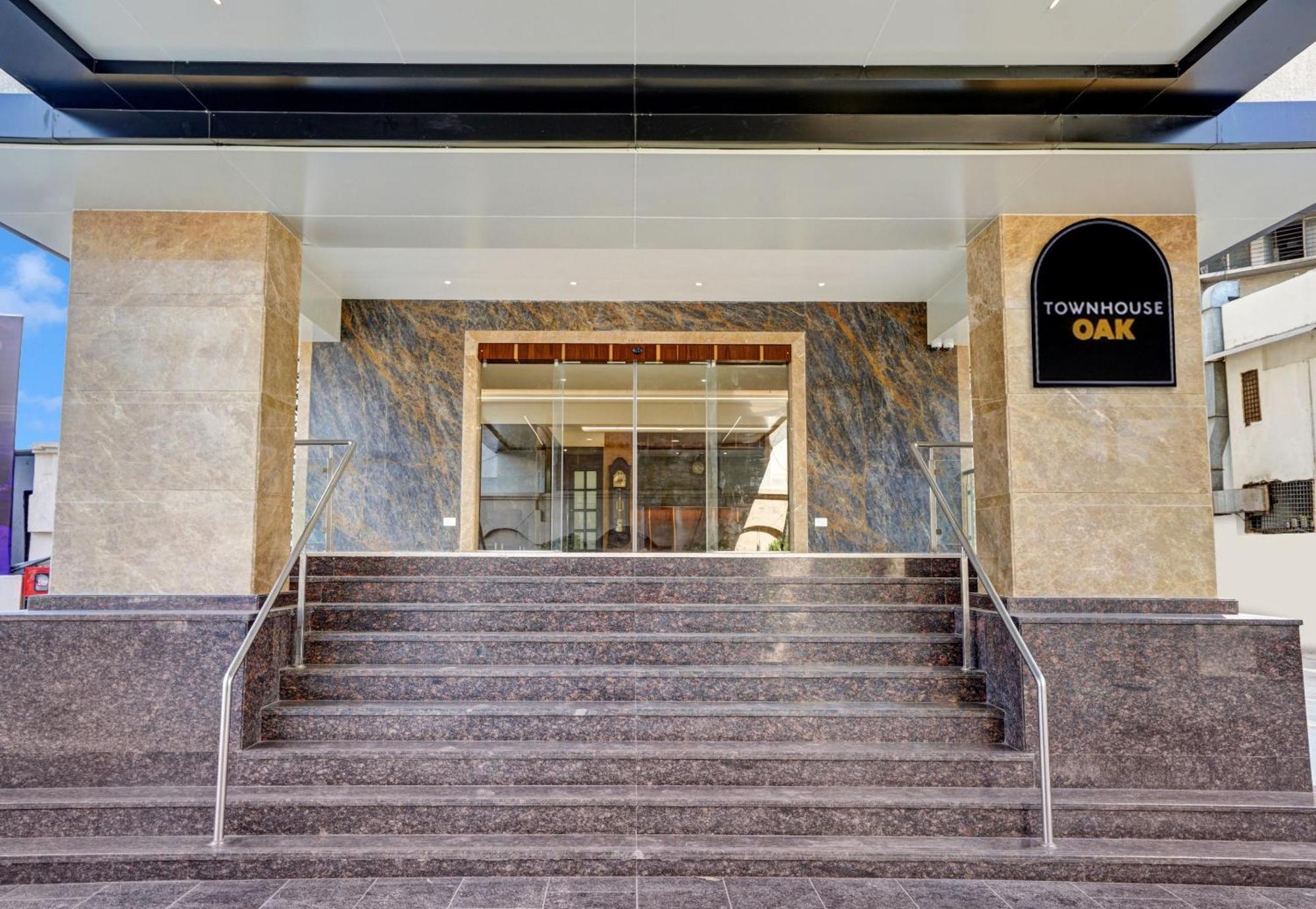 Clubhouse Hotel Raajpath Vadodara Exteriör bild