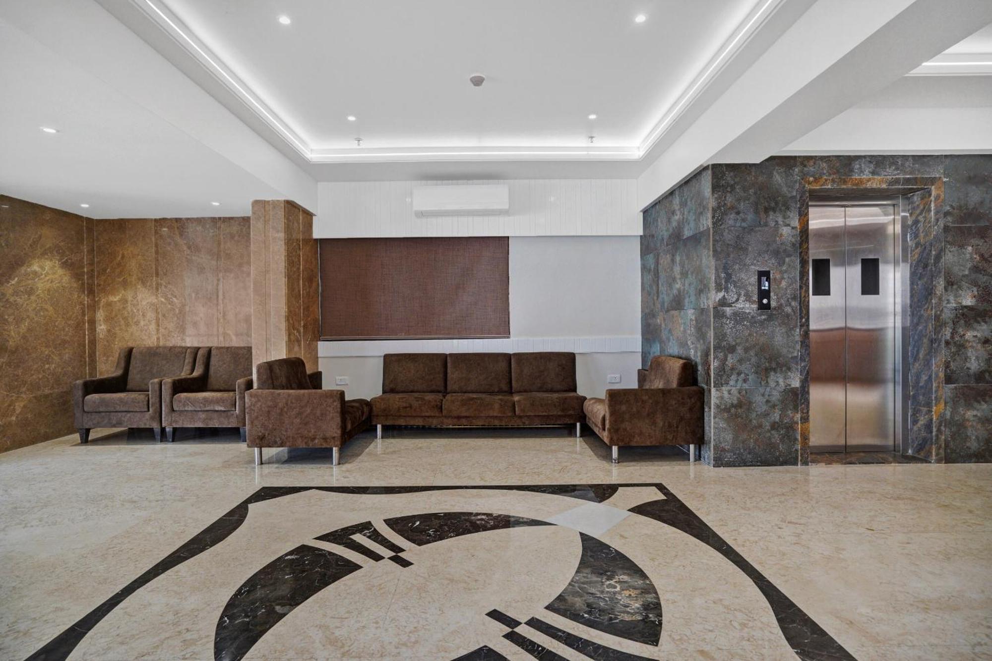Clubhouse Hotel Raajpath Vadodara Exteriör bild