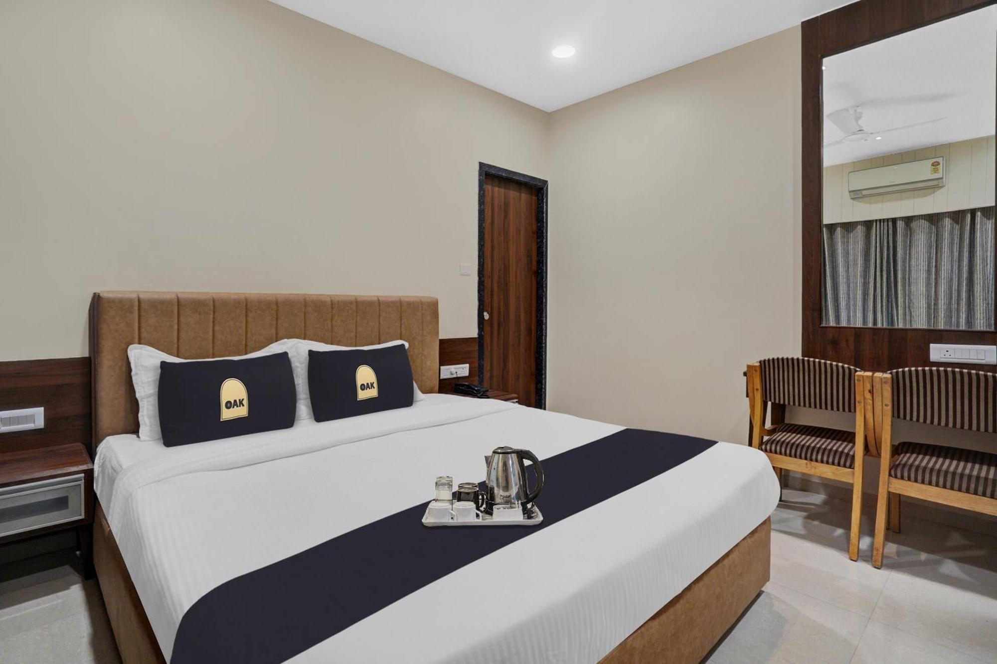 Clubhouse Hotel Raajpath Vadodara Exteriör bild