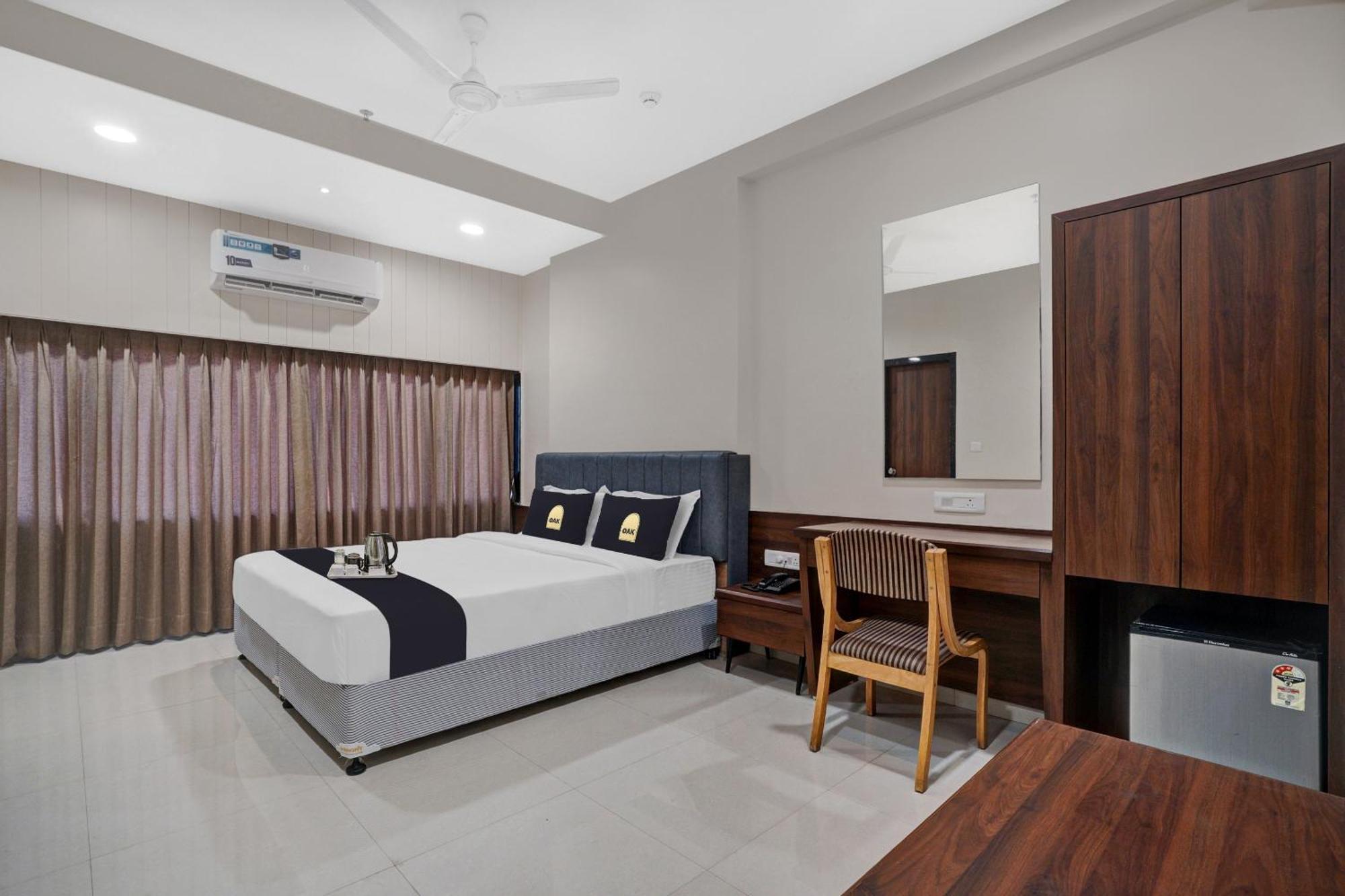 Clubhouse Hotel Raajpath Vadodara Exteriör bild