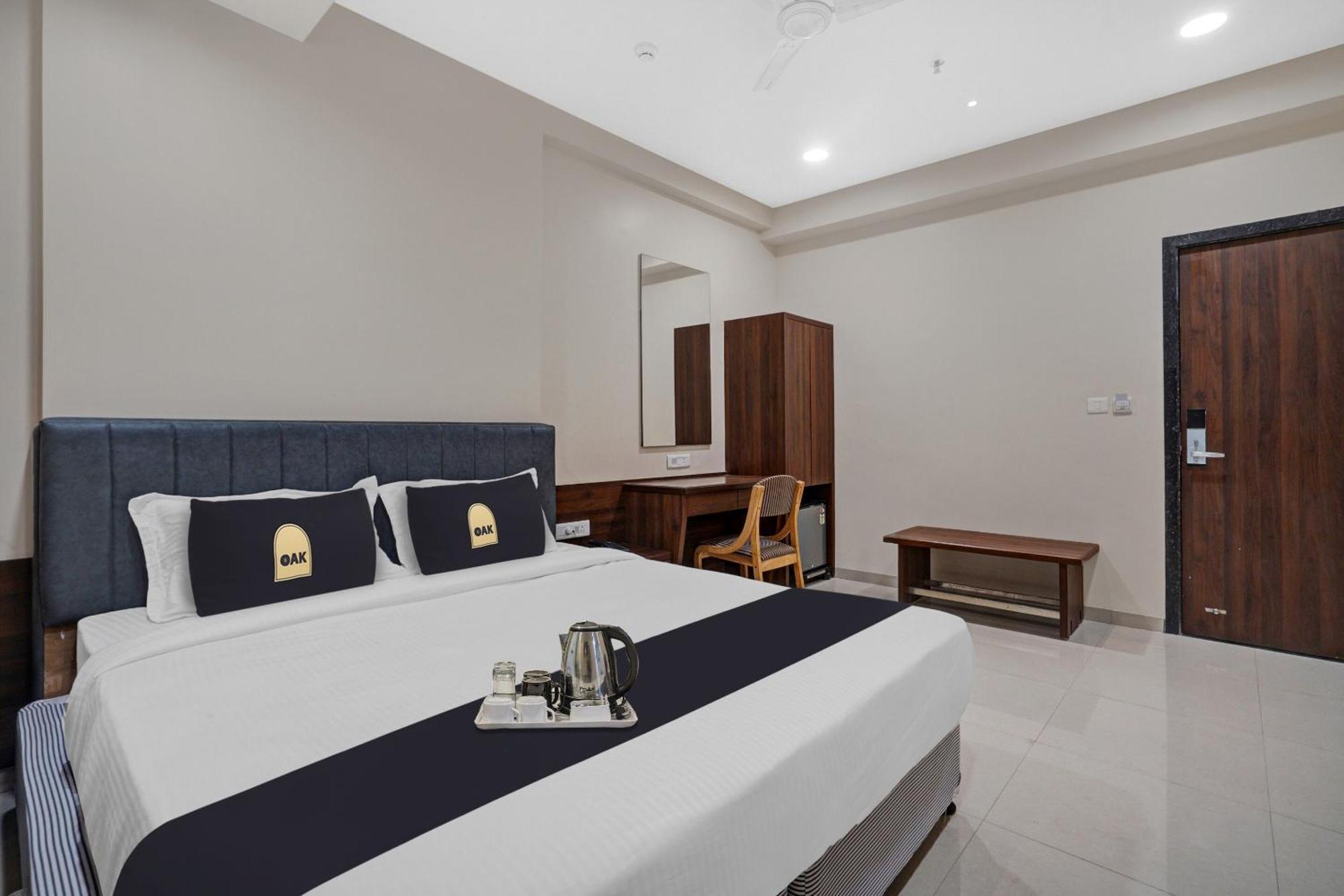 Clubhouse Hotel Raajpath Vadodara Exteriör bild