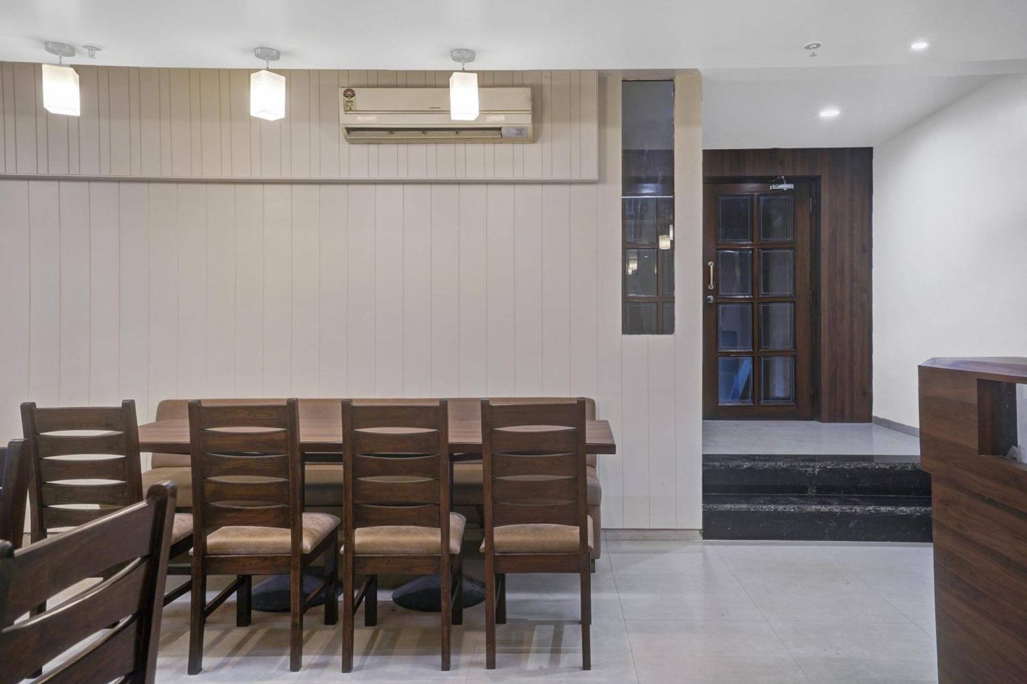Clubhouse Hotel Raajpath Vadodara Exteriör bild