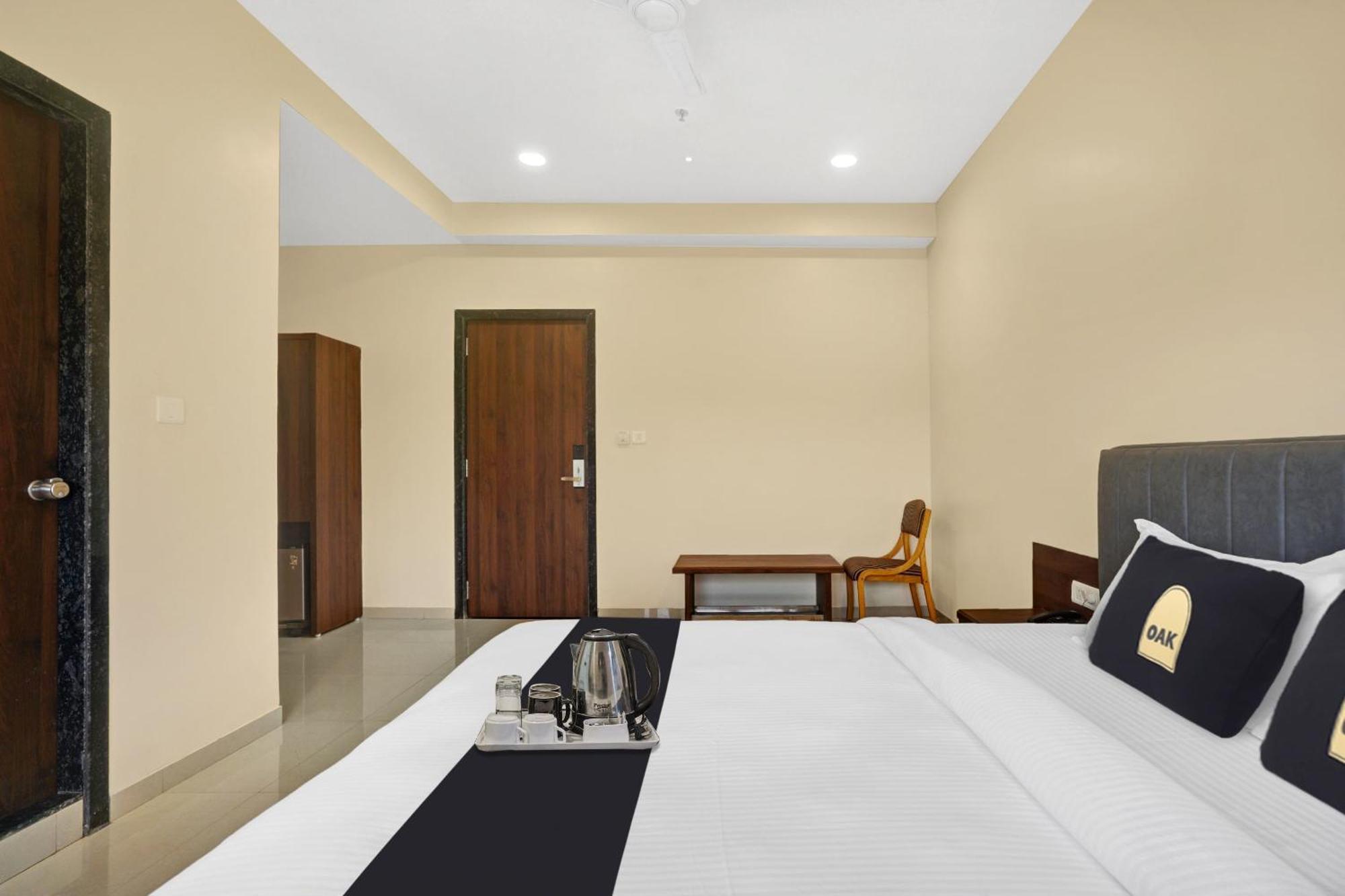 Clubhouse Hotel Raajpath Vadodara Exteriör bild