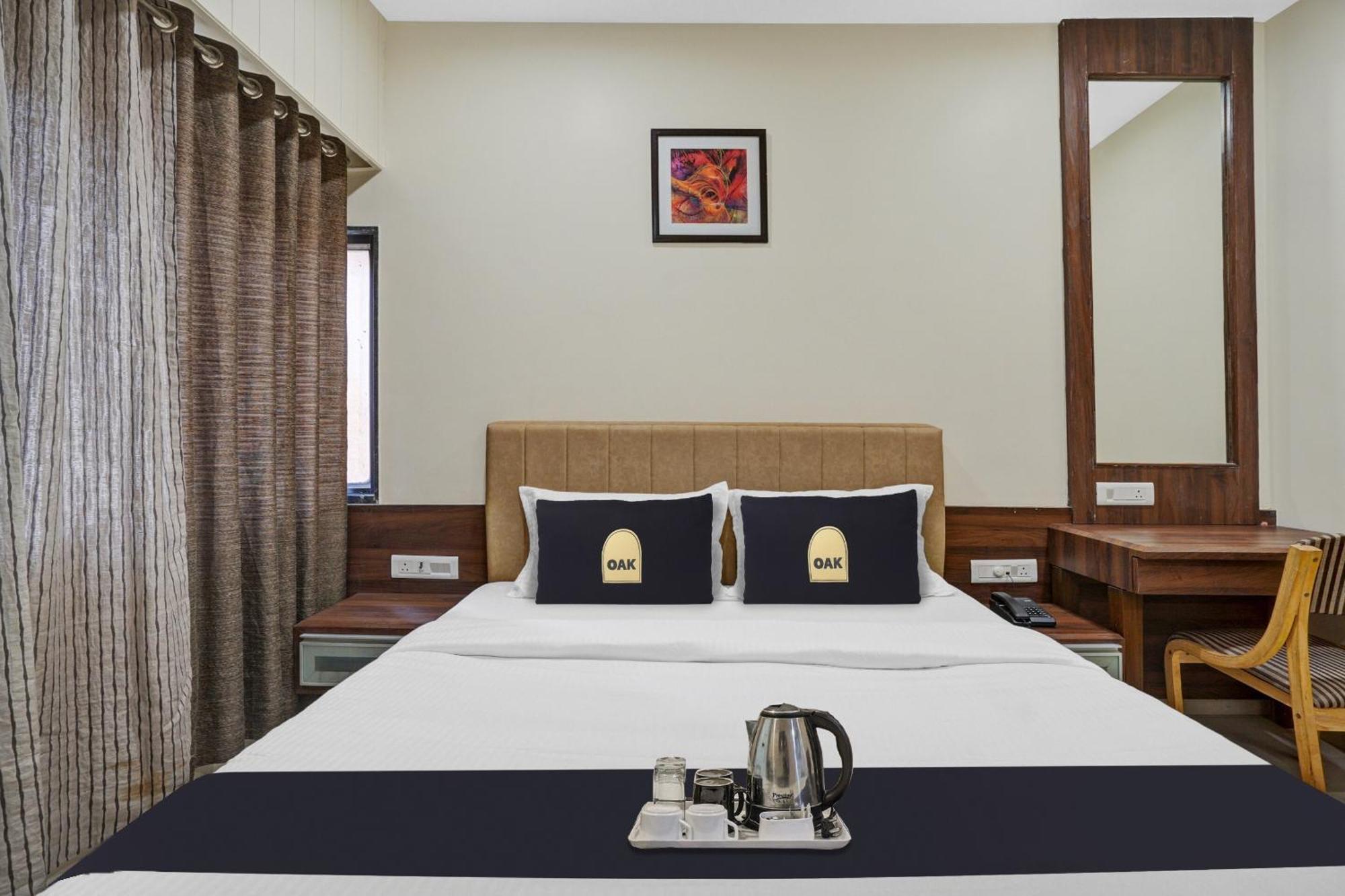 Clubhouse Hotel Raajpath Vadodara Exteriör bild