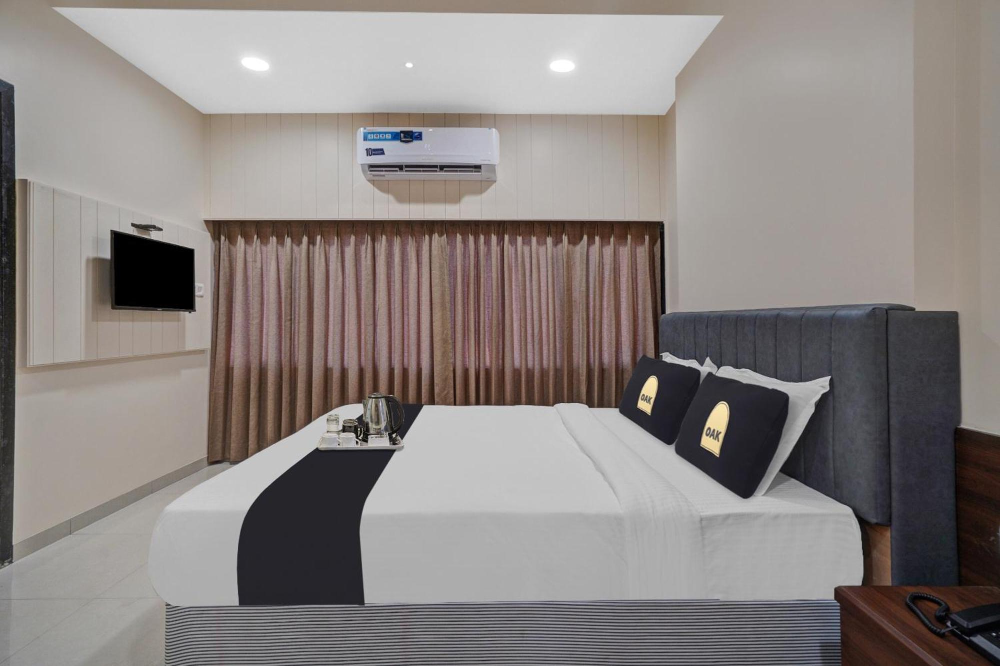 Clubhouse Hotel Raajpath Vadodara Exteriör bild