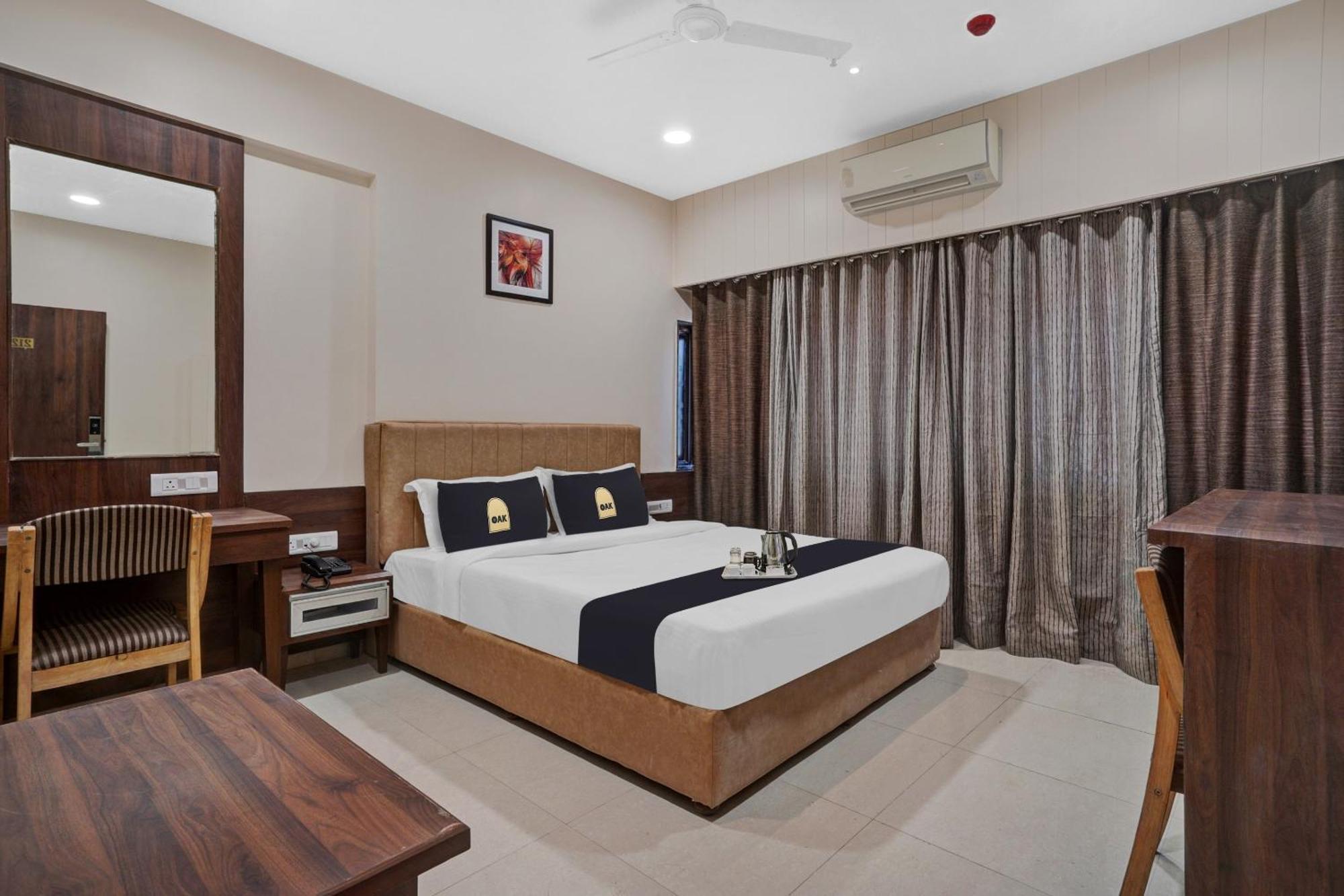 Clubhouse Hotel Raajpath Vadodara Exteriör bild