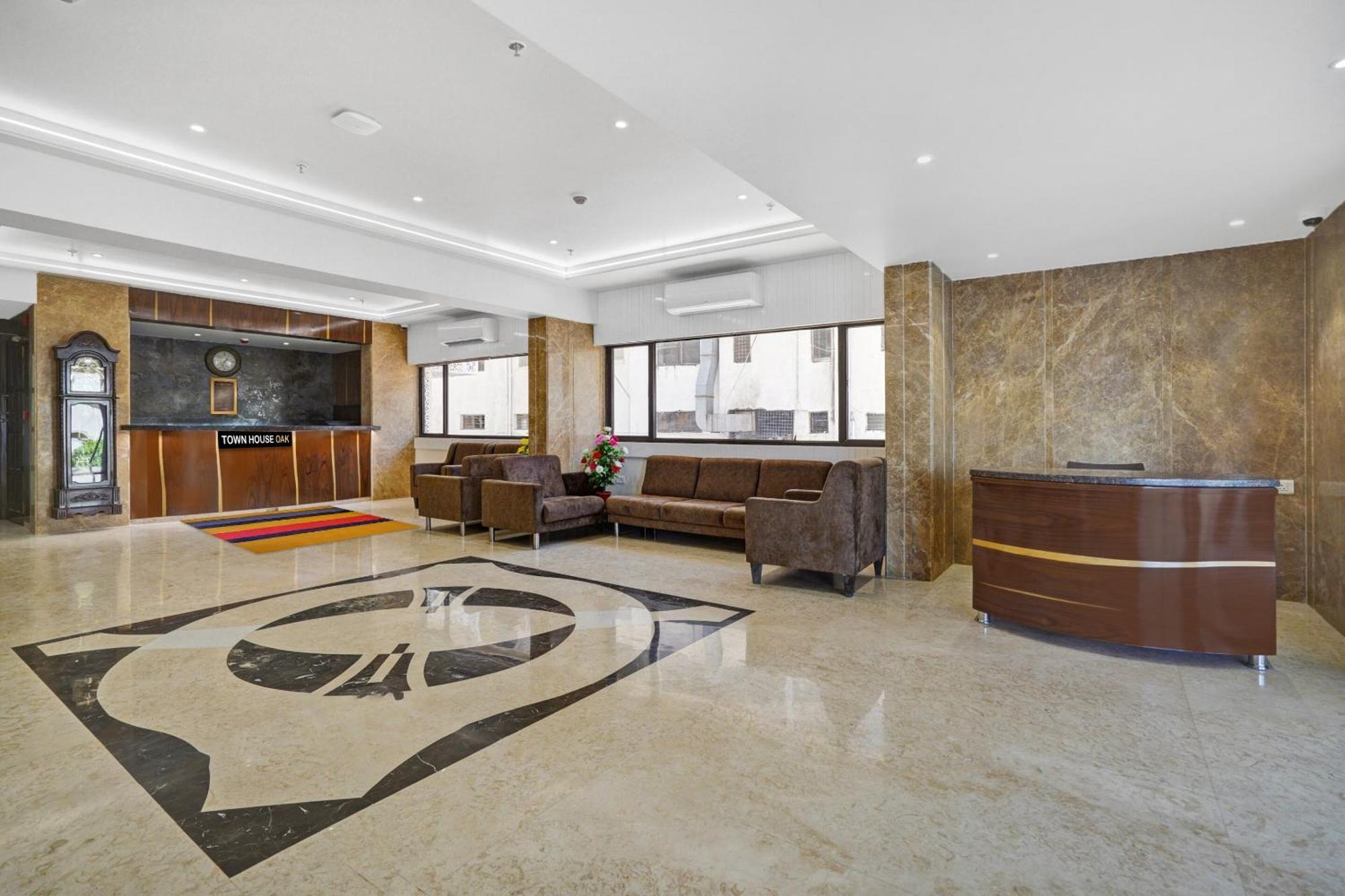 Clubhouse Hotel Raajpath Vadodara Exteriör bild