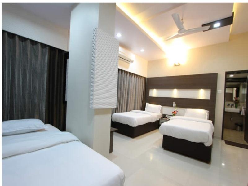 Clubhouse Hotel Raajpath Vadodara Exteriör bild