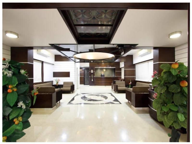 Clubhouse Hotel Raajpath Vadodara Exteriör bild